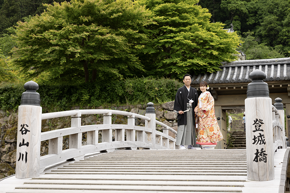 登城橋で新郎新婦の記念写真