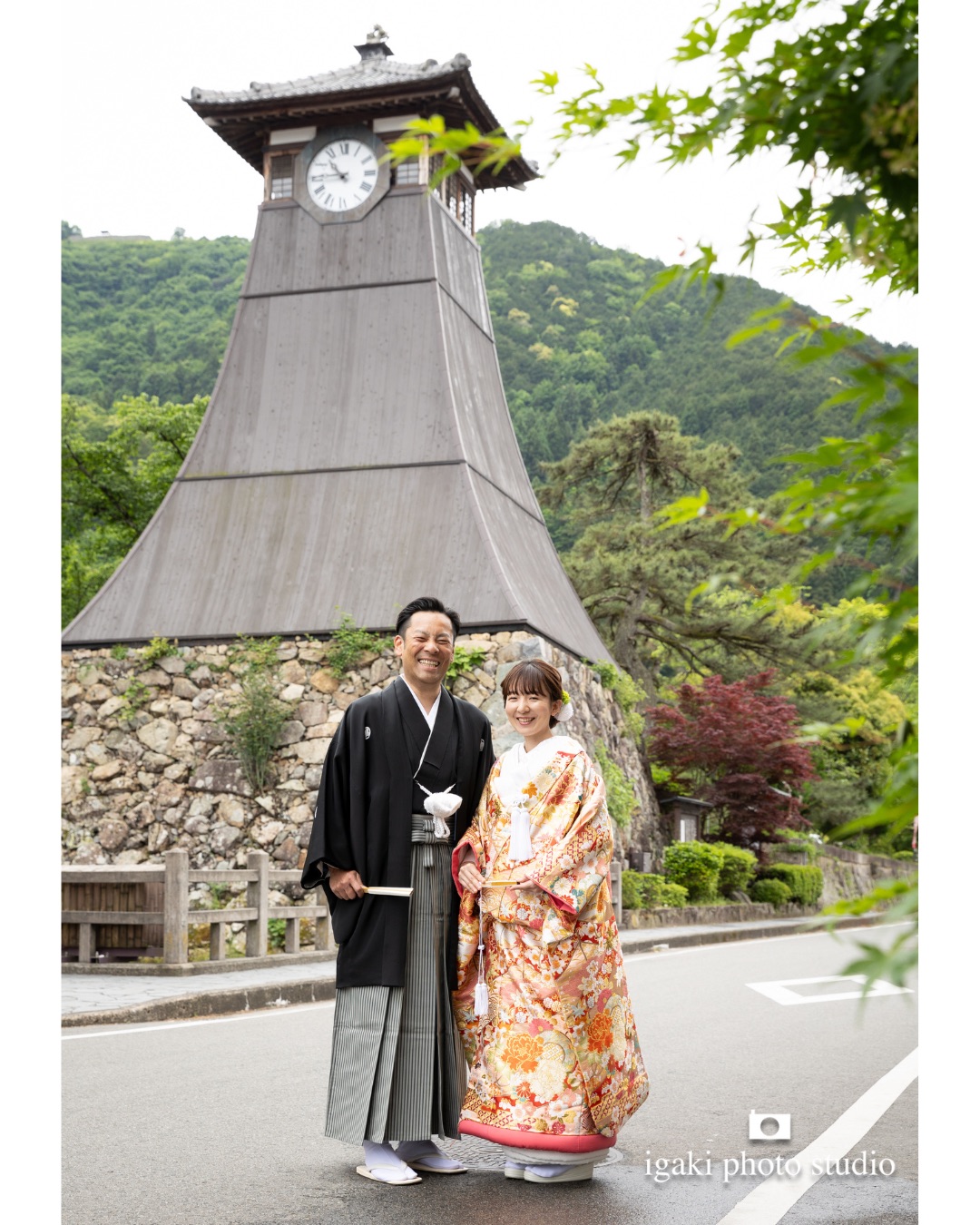 辰鼓楼の前で新郎新婦の記念写真