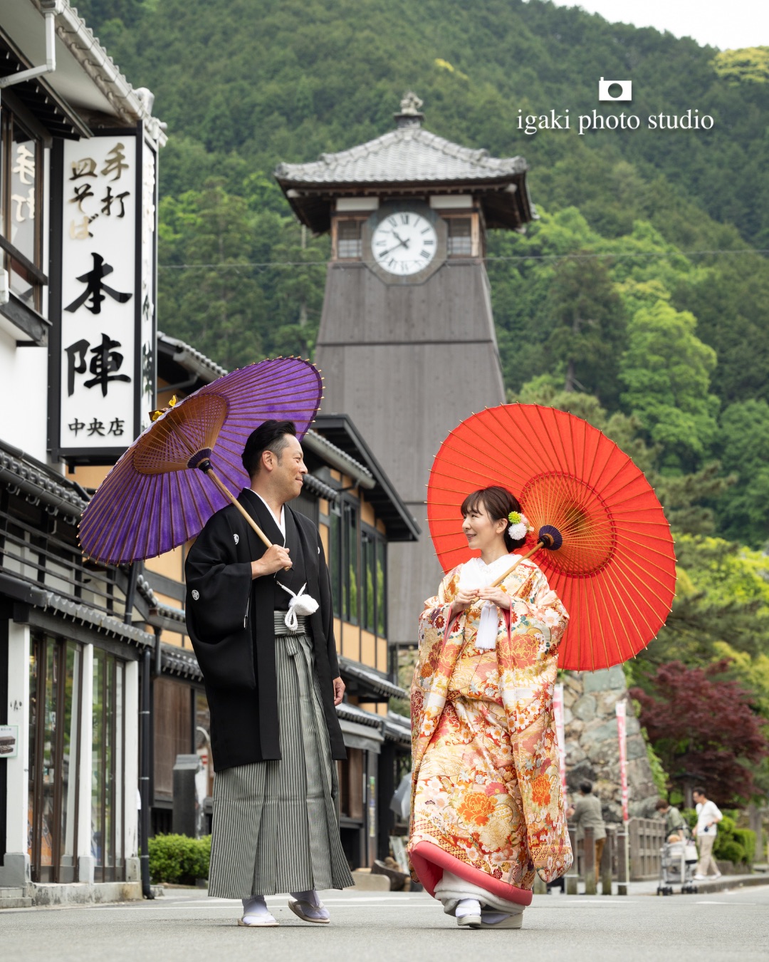 出石の城下町を歩く和装姿の新郎新婦