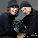 要介護のシニア犬と家族写真